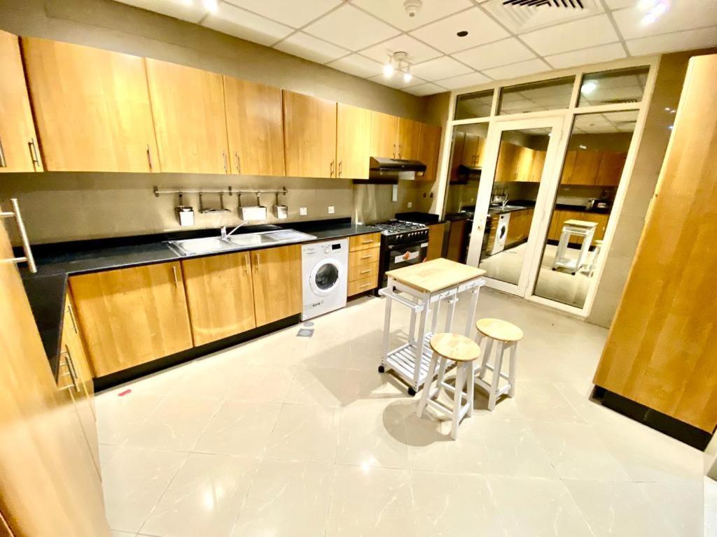 Small Budget Rooms For 'Girls' Only In Dubai, Marina Exterior foto